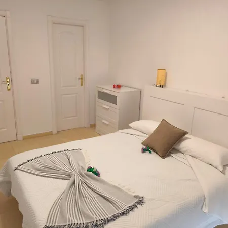 Vivienda Con Piscina En El *